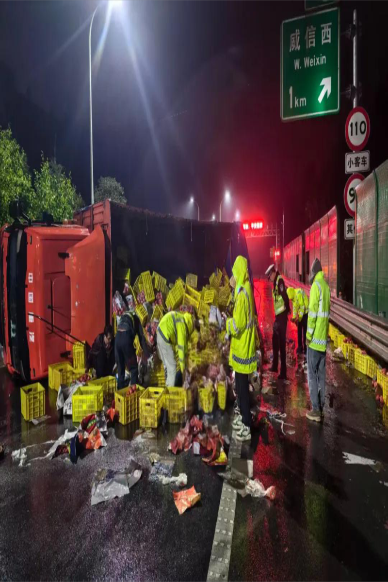 保通一线丨镇雄管理处罗布隧管站  高效处置货车肇事事故