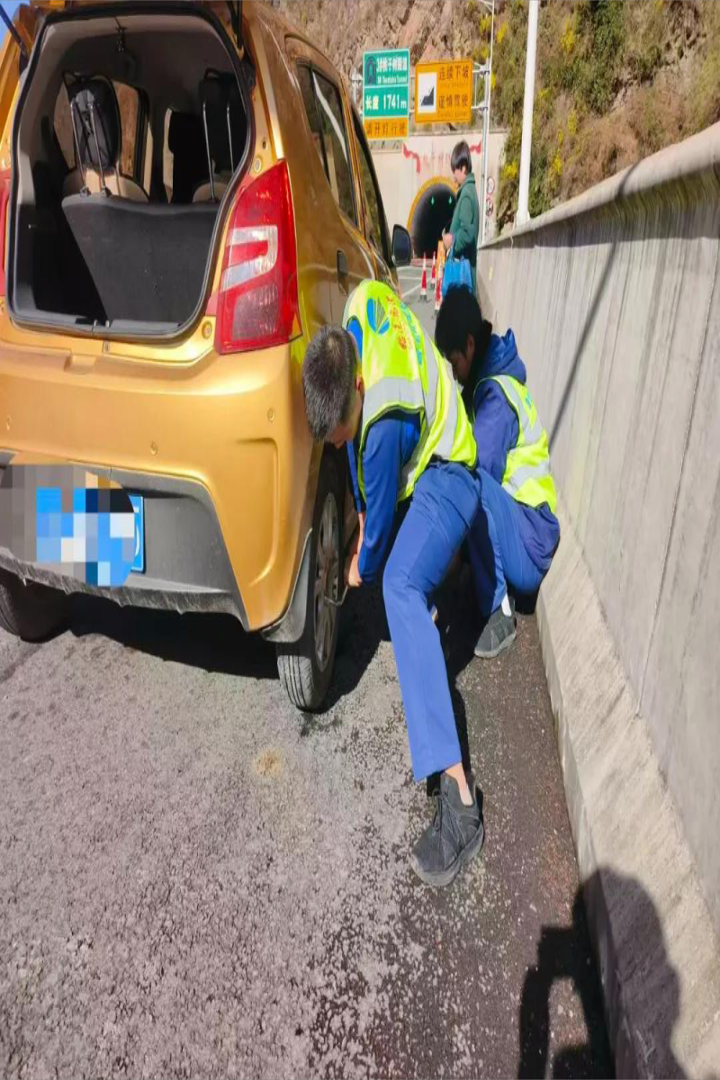 车辆突发爆胎遇险 隧管站暖心换胎解困