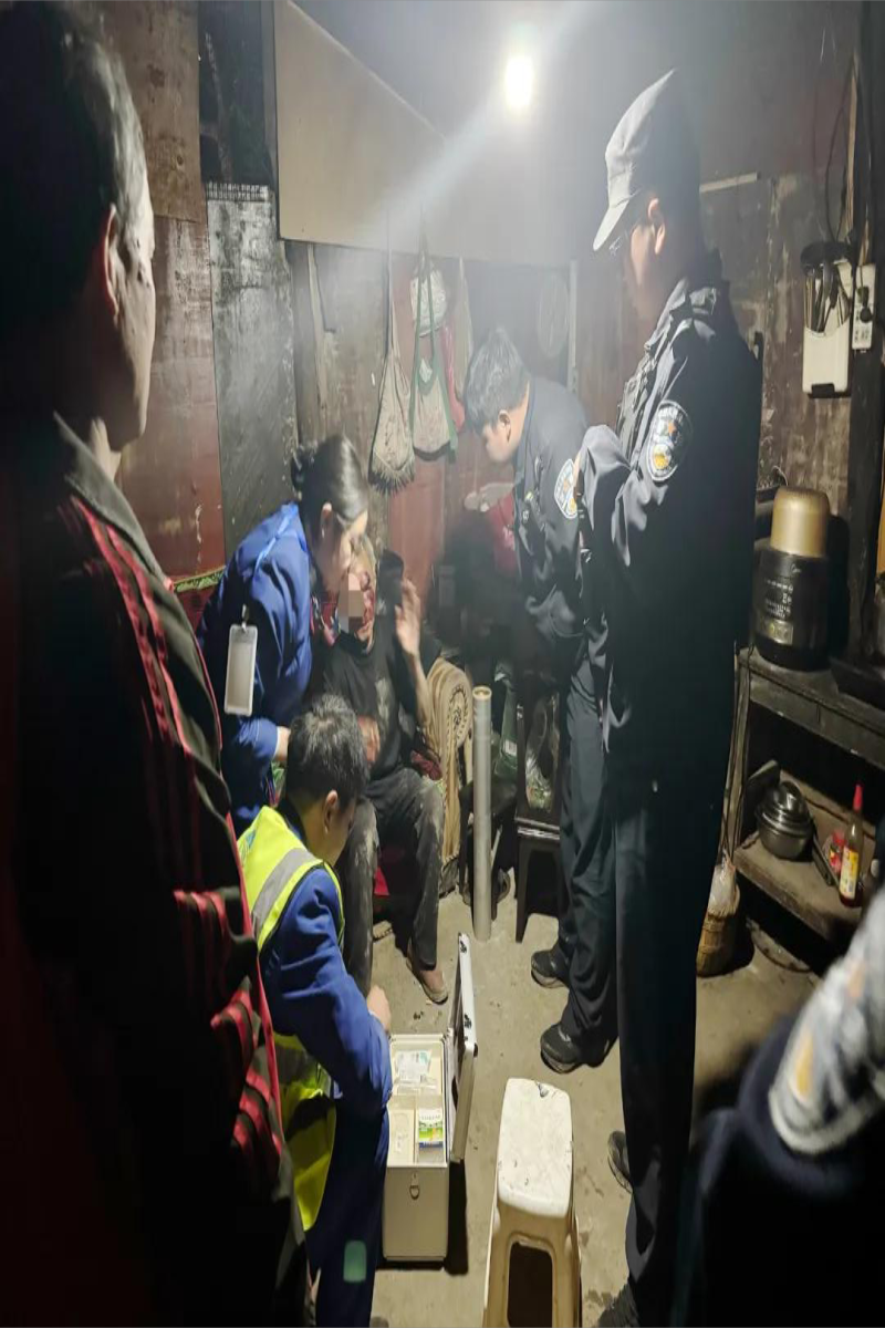 鲁甸管理处乐红收费站深夜紧急救助受伤老人