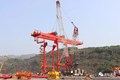水富港首台轻型岸桥顺利完成总装